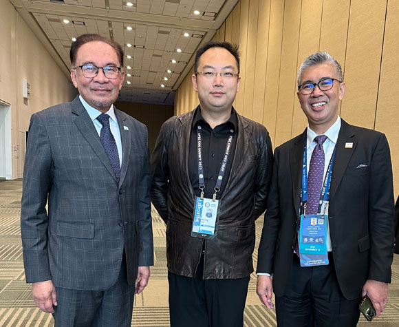 馬來(lái)西亞首相安華（左一）、APEC籌委會(huì)聯(lián)合主席徐鵬（中）、馬來(lái)西亞商務(wù)部長(zhǎng)TENGKU ZAFRUL TENGKU ABDUL AZIZ（右一）